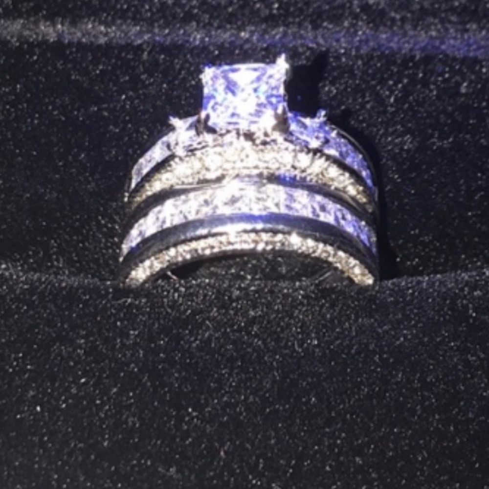 New silver tone Bridal set, princes cut stone sz 6
